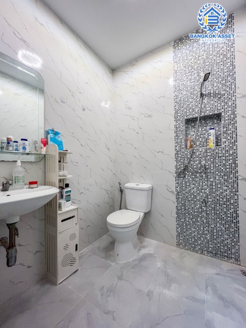 *****ทาวน์เฮ้าส์มือสองกรุงเทพฯ ม.ซอยสุขนิรันดร์ แจ้งวัฒนะ10 เนื้อที่ 18 ตร.ว. ฟังก์ชัน 2 ห้องนอน 2 ห้องน้ำ 1 ที่จอดรถ แถมฟรี! 2 เครื่องปรับอากาศ บนทำเลใกล้สนามบินดอนเมือง เพียง 10 นาทีก็ถึงรถไฟฟ้าสายสีแดง "สถานีหลักสี่" และทางด่วน "อุตราภิมุข" จองเลย!